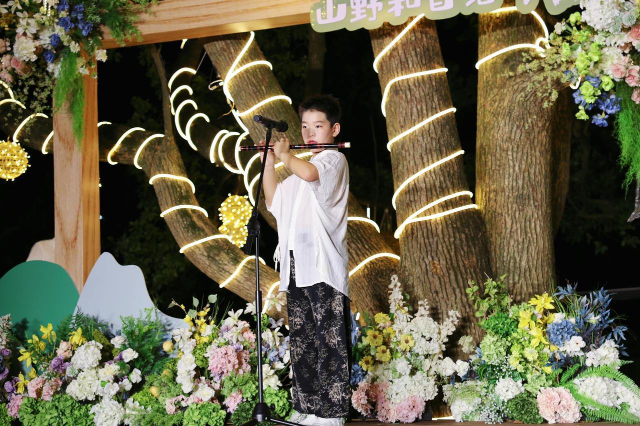 古树下开唱宁波宁海乡村音乐会奏响仲夏晚风 仲夏之夜，宁海县越溪乡下田村百年古树群