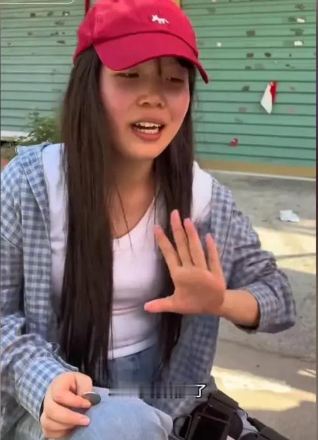 安徽，6月11日，一残疾女孩独自在街上卖菜，一男子见她可怜，便花500元买下所有