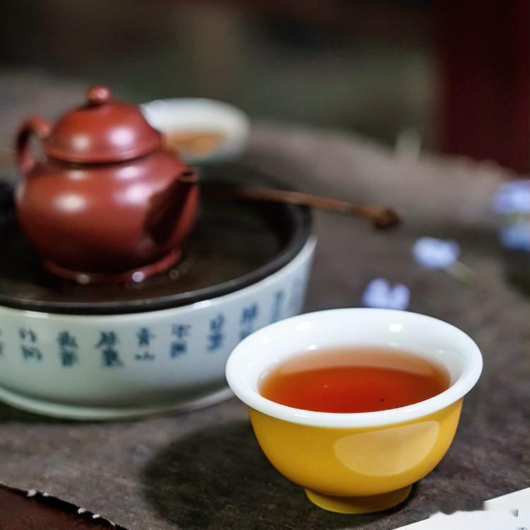 《百味长歌·水调歌头》
茶味有千般，人生亦如斯。青瓷浮沉辗转，盏里意如诗。苦尽甘