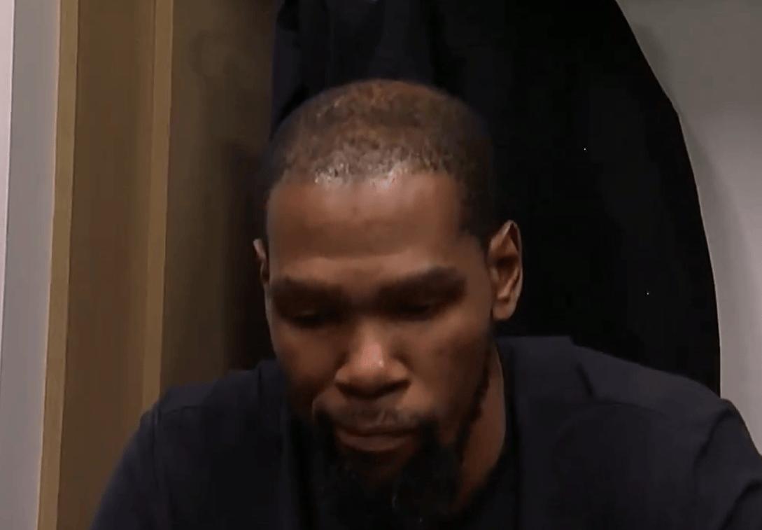 文班现在对抗对比前两年提升很多，而且文班控球技巧也很强，尤其在内线球员来看，文班