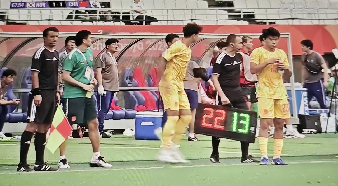 亚运会足球赛：（文字直播）
    中国男足～韩国男足
  现在比赛进行到61分