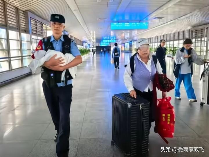刚满月的婴儿被人偷偷抱上火车，父亲急得慌忙报警，警方火速布控拦截。
 
本以为这