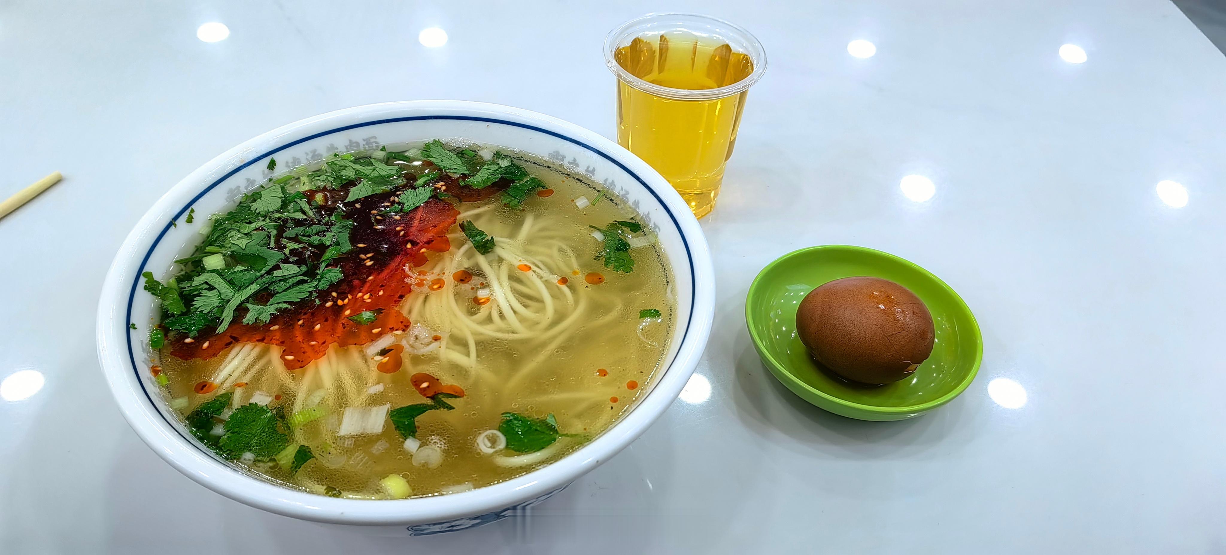 衣食是本，自有人类，就是每日在忙这个。可囿在其中，终于还不太像人。       