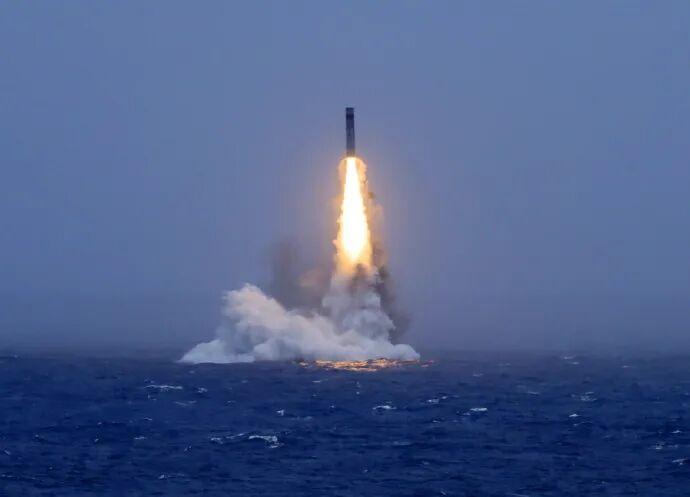 7月6日中午约12时，中国海军一艘战略核潜艇成功地向太平洋海域试射一枚带有训练模