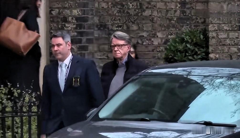 英国驻美前大使彼得·曼德尔森因与杰弗里·爱泼斯坦文件的关联被拘留调查。