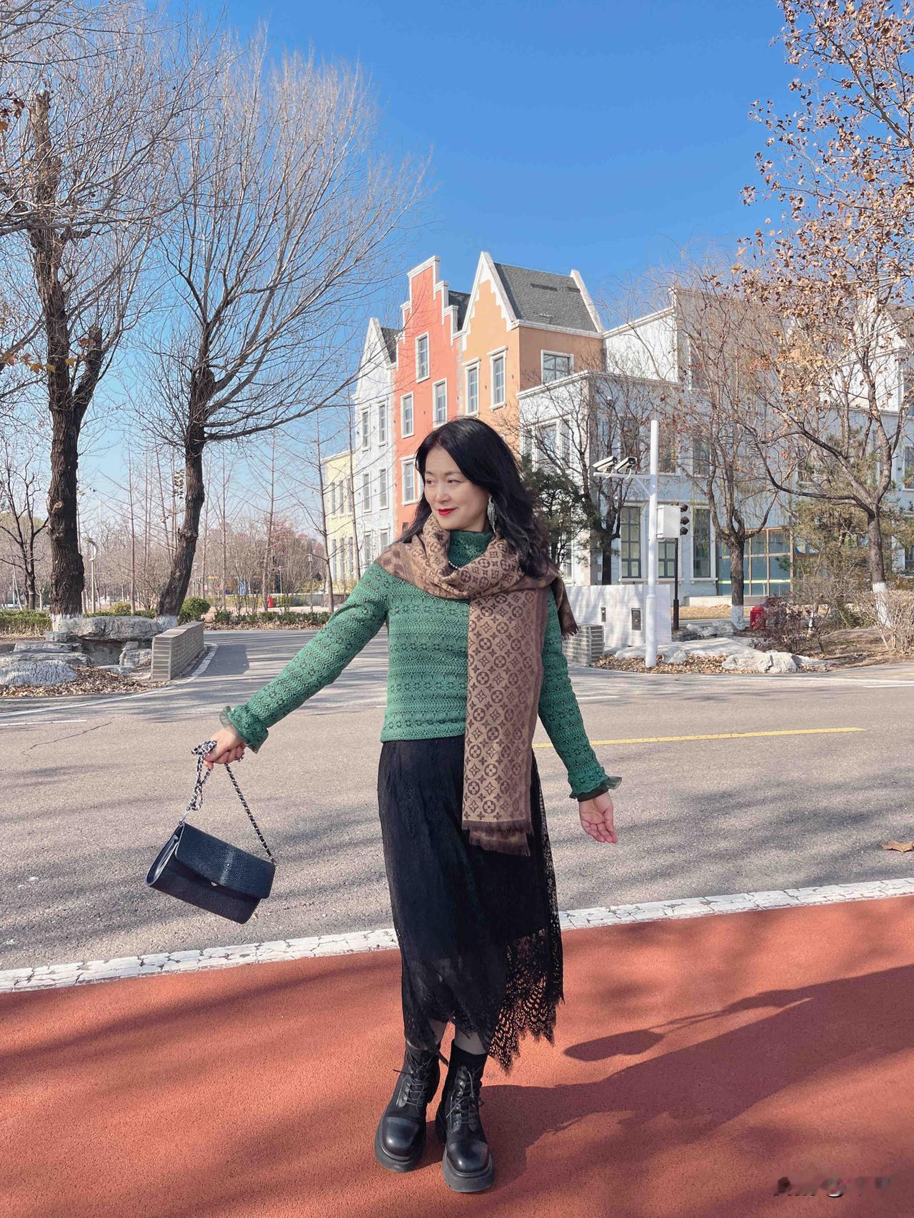 一会儿要出去吃饭。

一个原来的同事，这个月正式退休啦，要庆祝一下。

这个同事