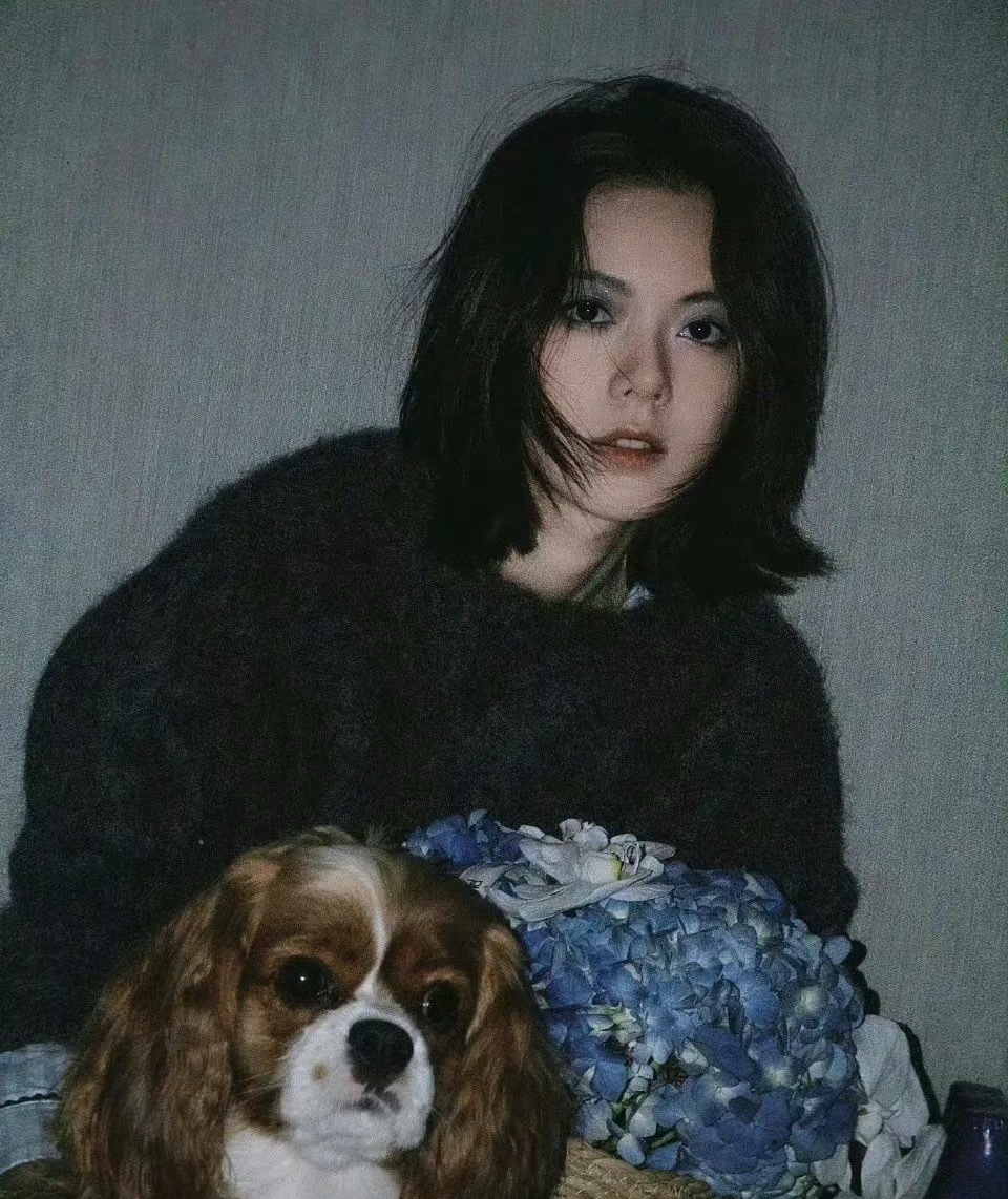 赵今麦这烟熏妆容感觉更适合她，至少不显得土了 