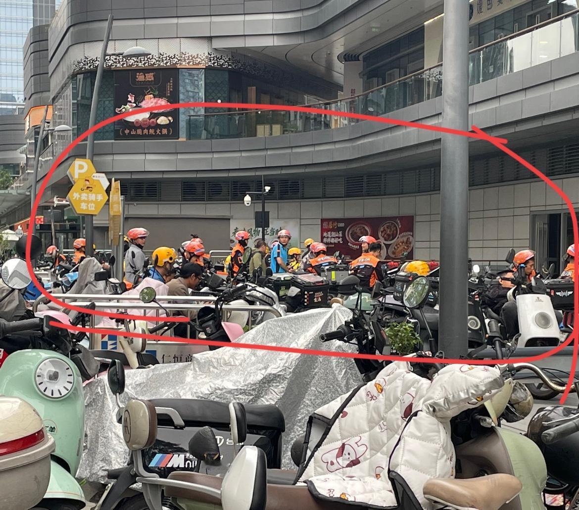 四月，外卖的绝对淡季，太淡了！！
午高峰，红色，橙色，黄色，三色大军都在商圈等单