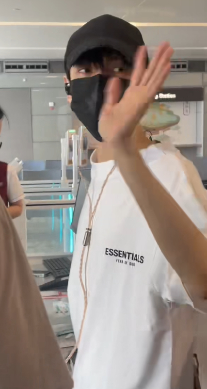摸摸咪爪 