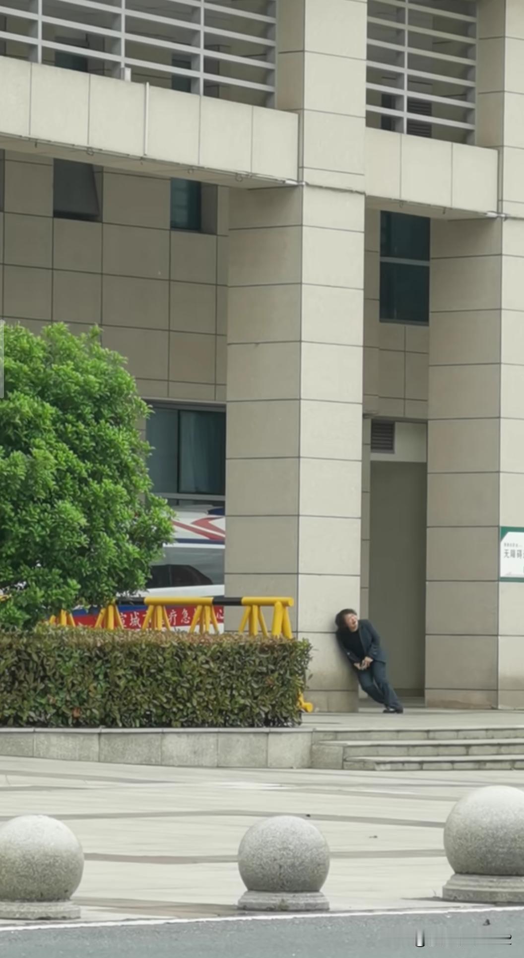 从医院门口出来，这个阿姨大哭起来，情绪很低落。。。。。。。
      一个老医