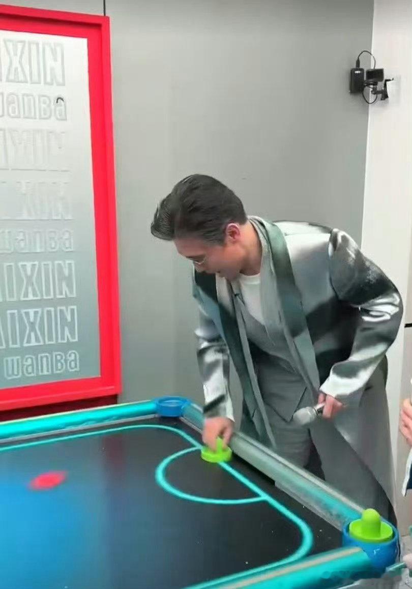 李乃文丁程鑫hi6玩桌上冰球赵小棠输赢全靠一张嘴桌上冰球激战正酣，李乃文丁程鑫平