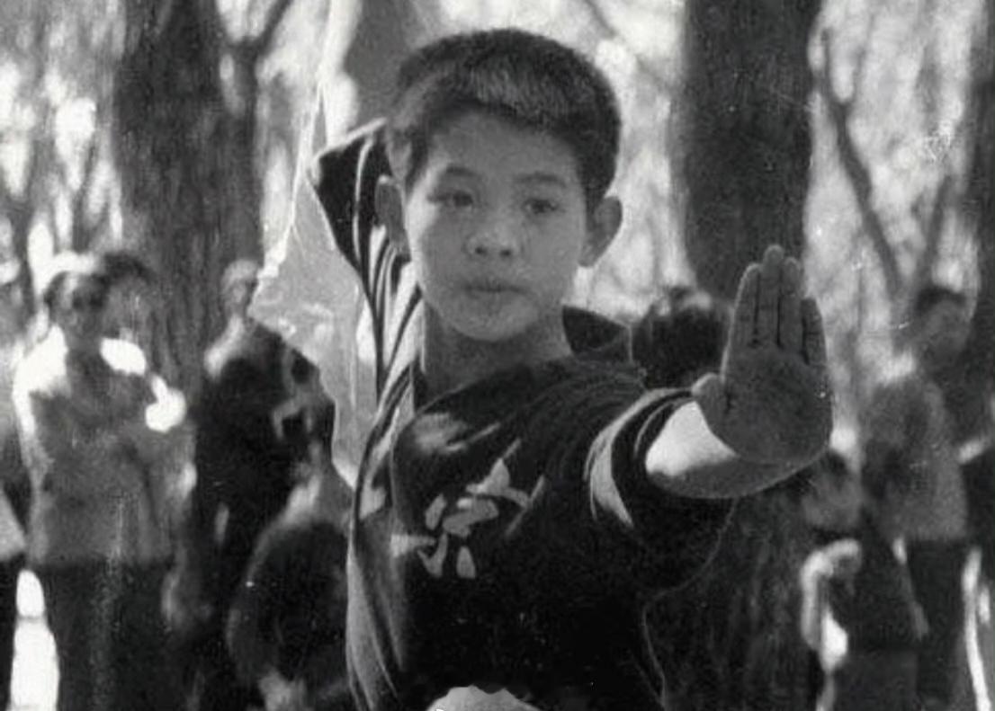 1971年，北京。年仅8岁的李连杰，正式入读什刹海（shí chà hǎi）体校