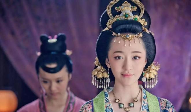 公元976年，50岁赵匡胤毫无征兆地暴毙。他有2个儿子，一个25岁，一个17岁。