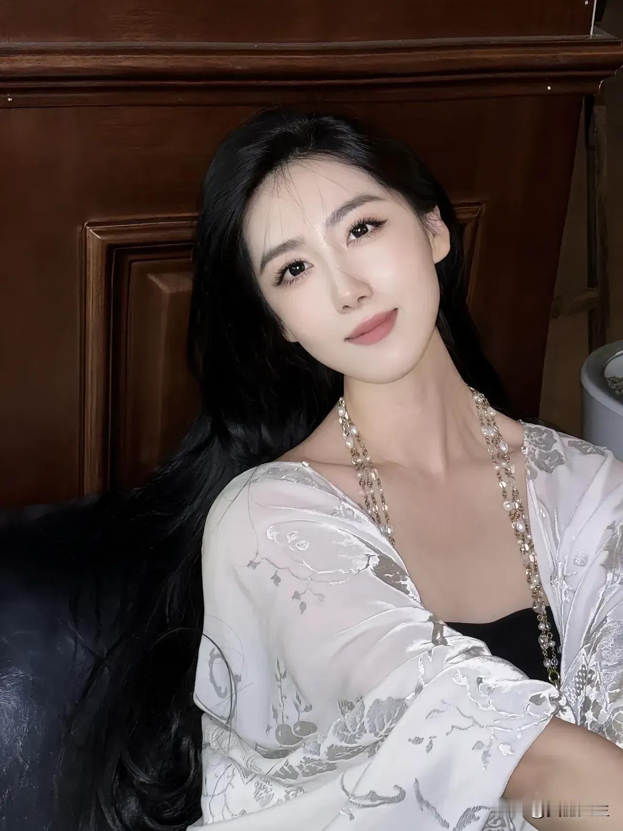 拙政园适合懂得欣赏庭院、树木🌲的人来，在人山人海里你只能一路跟随着行走，欣赏不