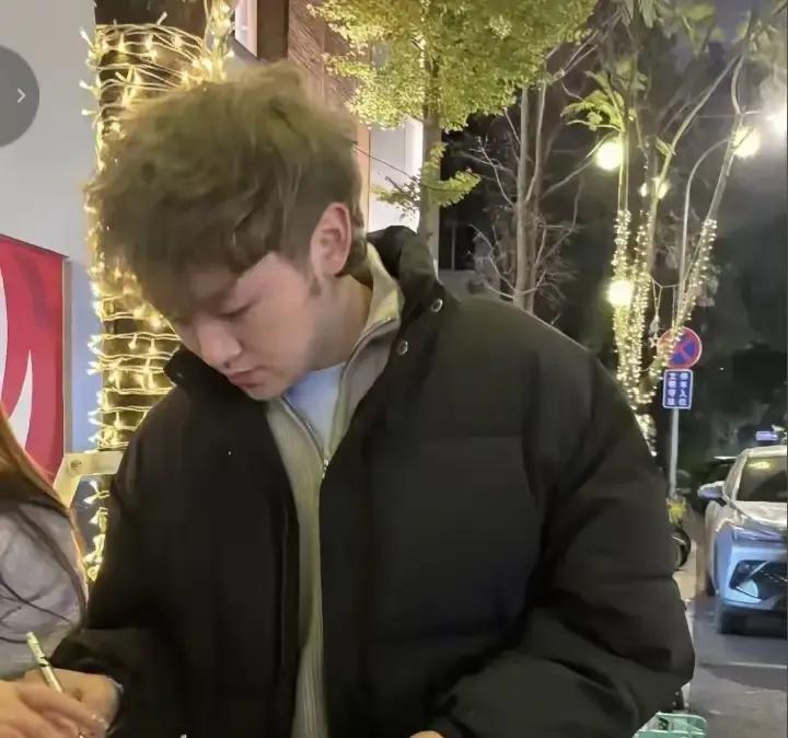 现在的网友真是个顶个的细心，连网红王cc结婚的蛛丝马迹都给扒了出来

有人盯着他