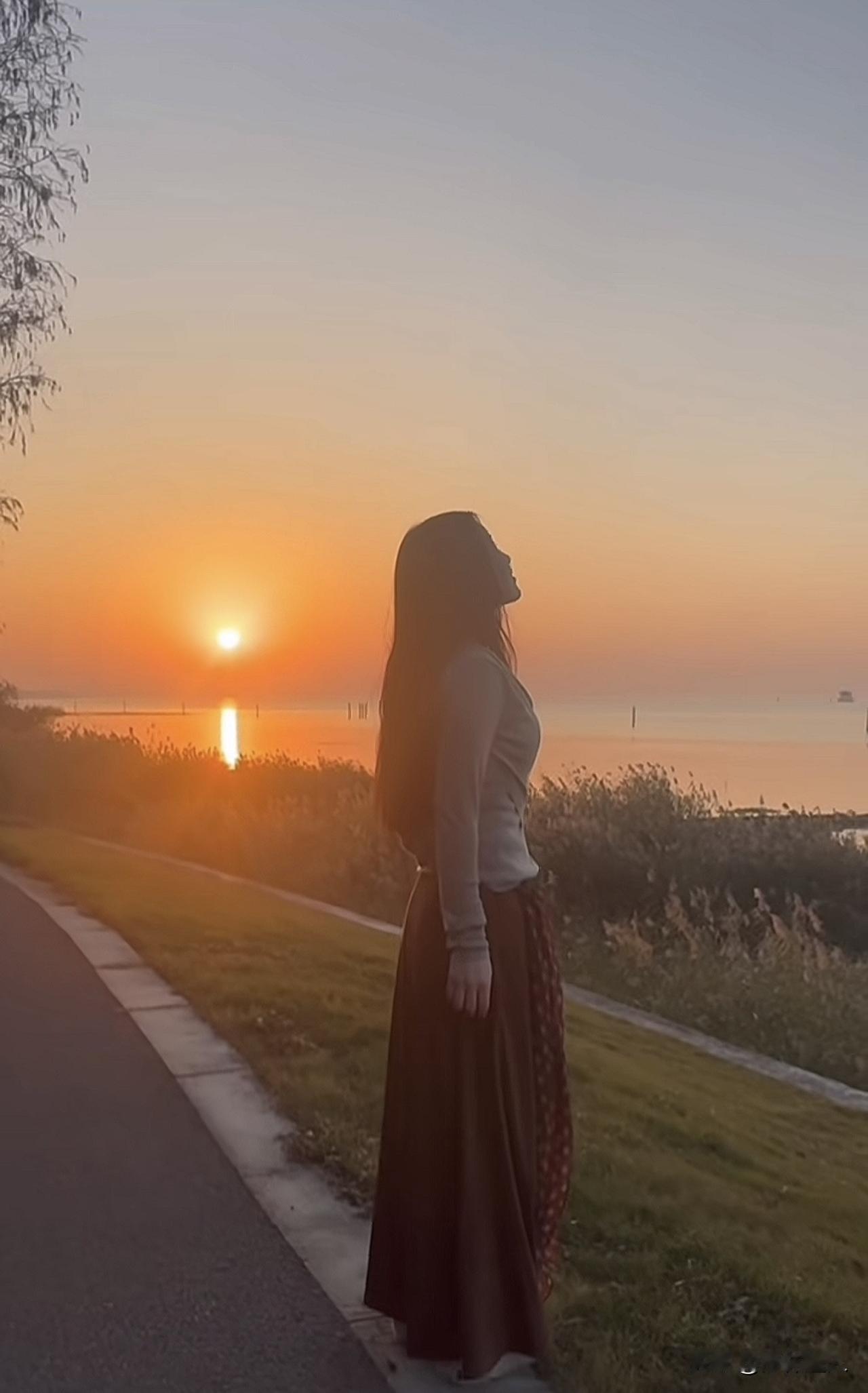 新思维：世界被女人撑“美”，亦被女人拖“累”。

世人总爱说“女人是世界的半边天