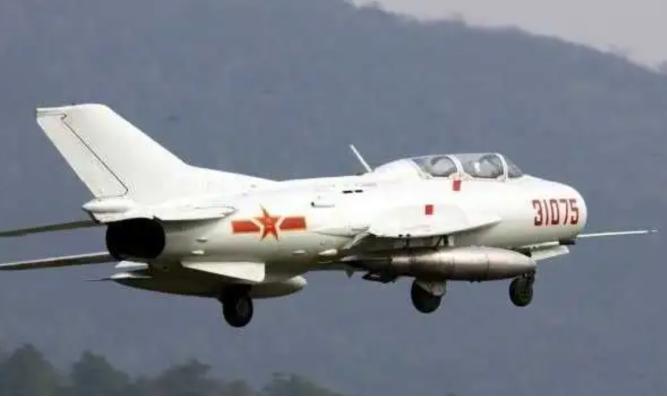 1967年10月，一名机械师趁卫兵不注意，突然驾机从空军1航校佳木斯机场私自起飞