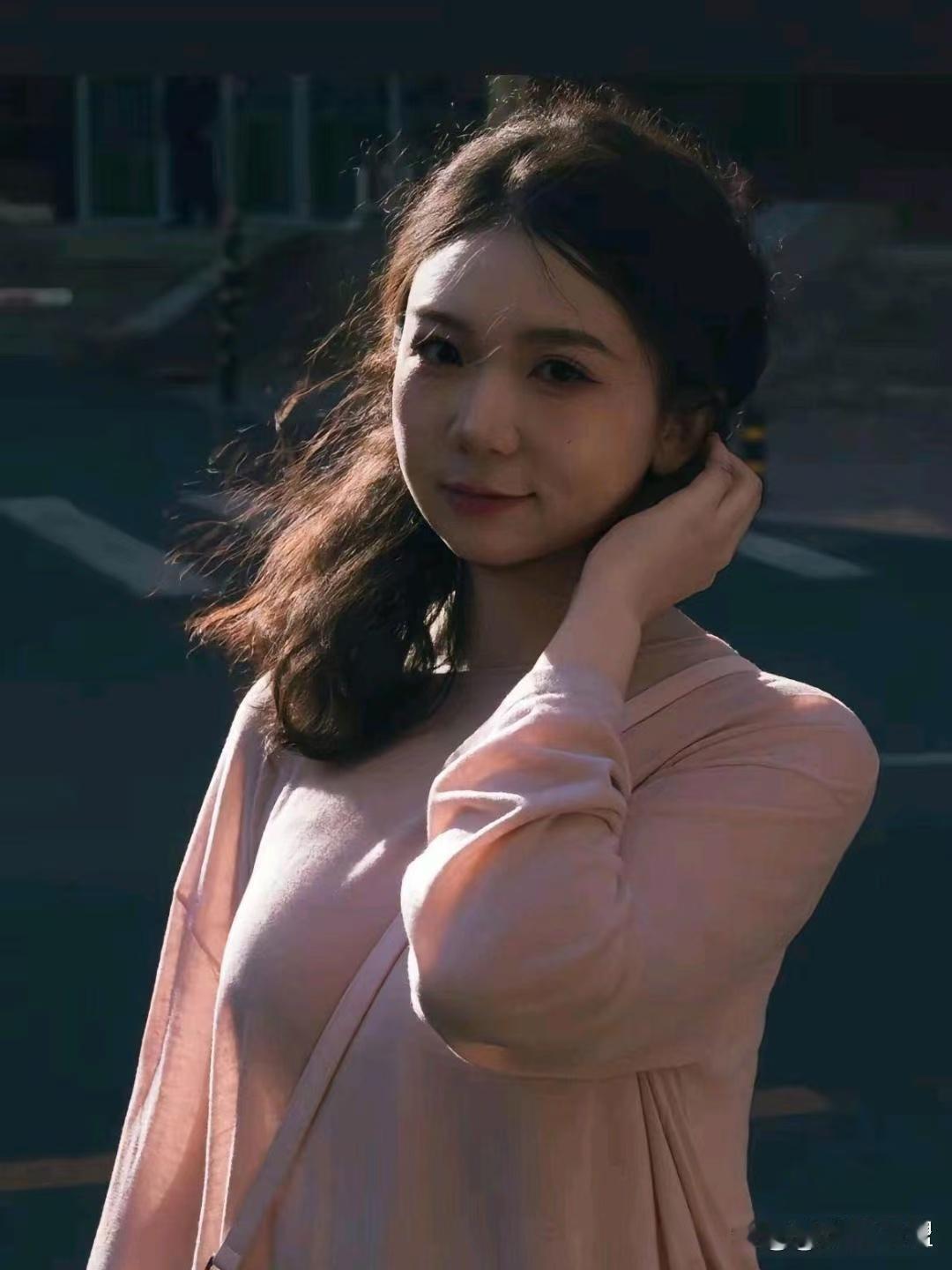 美女气质真好，举手投足都让人看着特别舒服