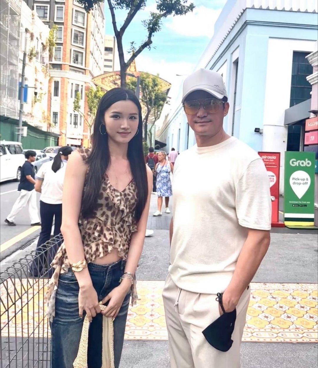 吴京夫妇马来西亚街头被偶遇！52岁的他身材健硕胸肌抢镜，对谢楠的细节好宠好甜 
