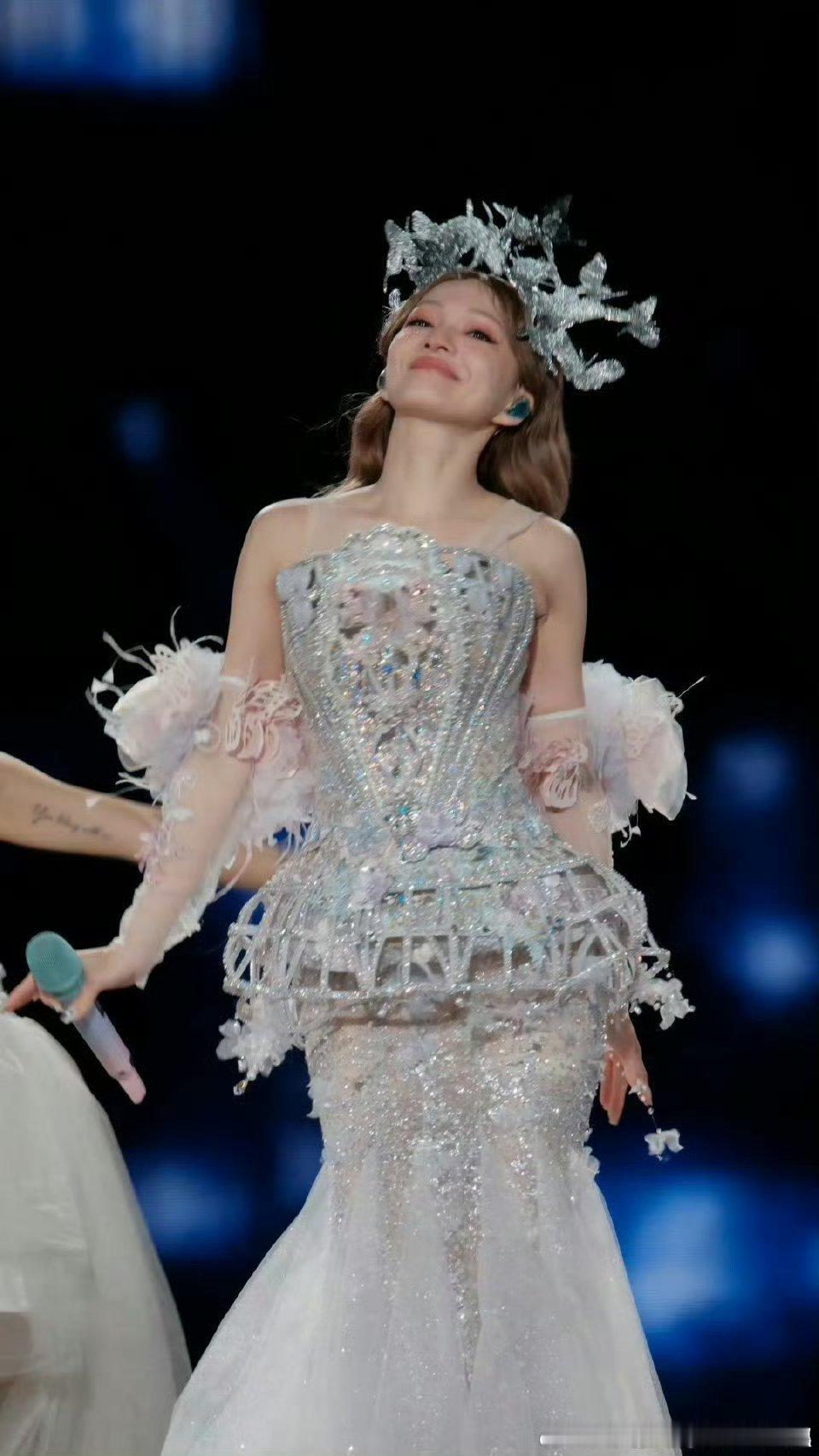 张韶涵凌空拉小提琴4连拍 张韶涵觅光演唱会新增名场面，凌空拉小提琴与嘘嘘二重奏美