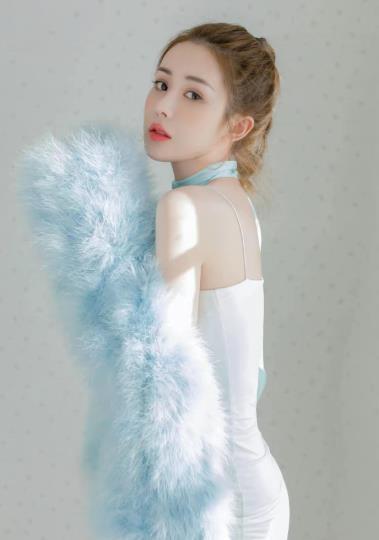 韦雪搓澡被粉丝认出 “捞姐”韦雪直播爆称和闺蜜去澡堂搓澡时被认出来，当时捞姐未着