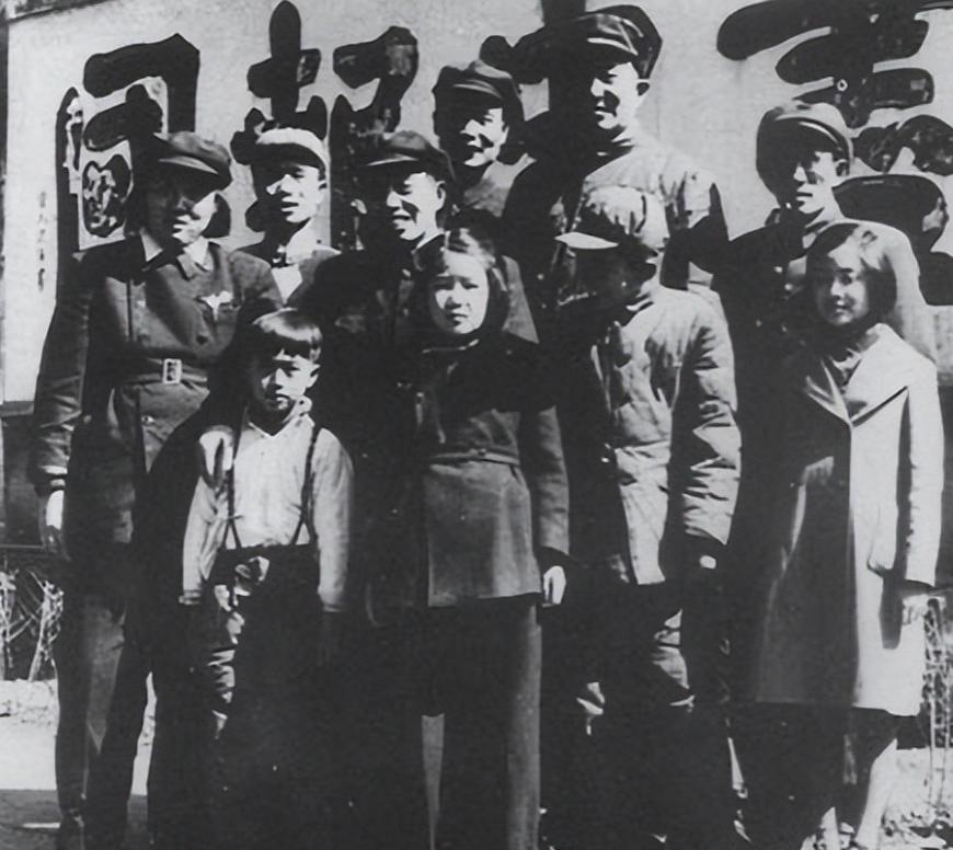 开国上将回家，女儿开门后，竟被吓得对爷爷大喊：要债的又来了。

1955 年新中