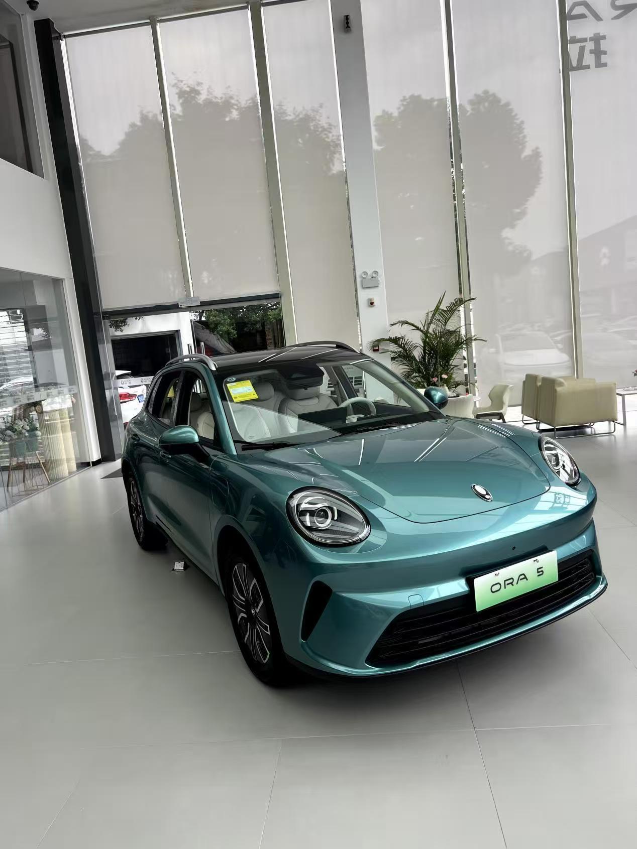 欧拉5的设计每次都能戳中我，复古又可爱。配置对女生很友好，好多贴心的设计，开着心