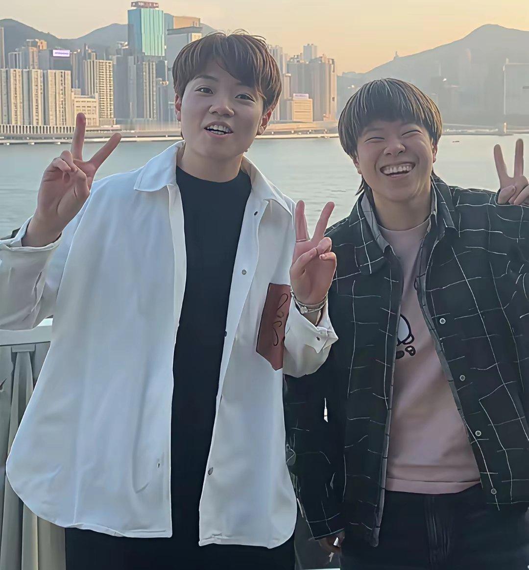 香港总决赛的氛围真美好呀，大家都在开心的拍照！  莎莎被伊藤美诚和大藤沙月拉着一