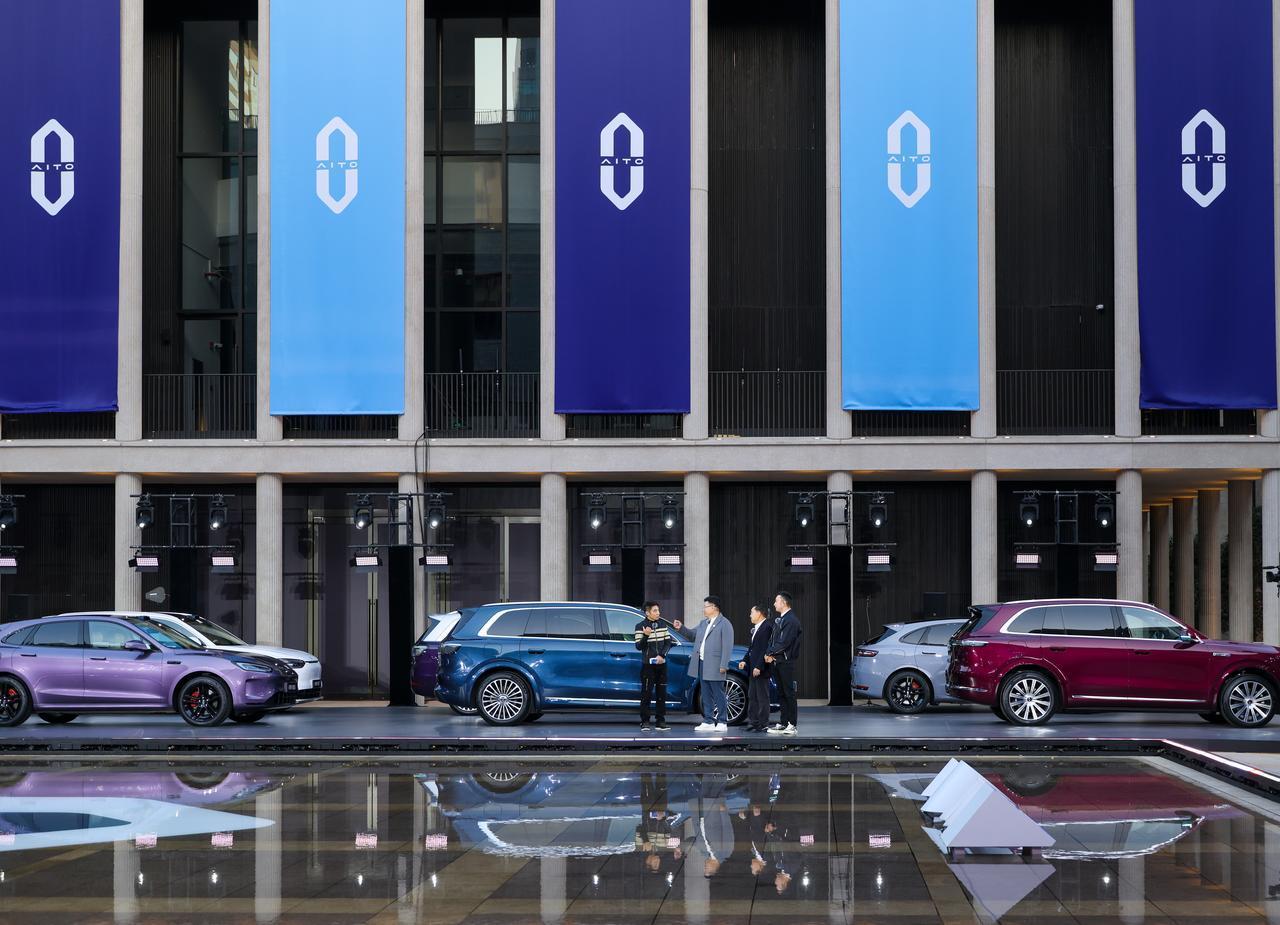 传统车企慌了吗？鸿蒙智行正在构建反攻的护城河
在鸿蒙智行的年度特别直播中，余承东