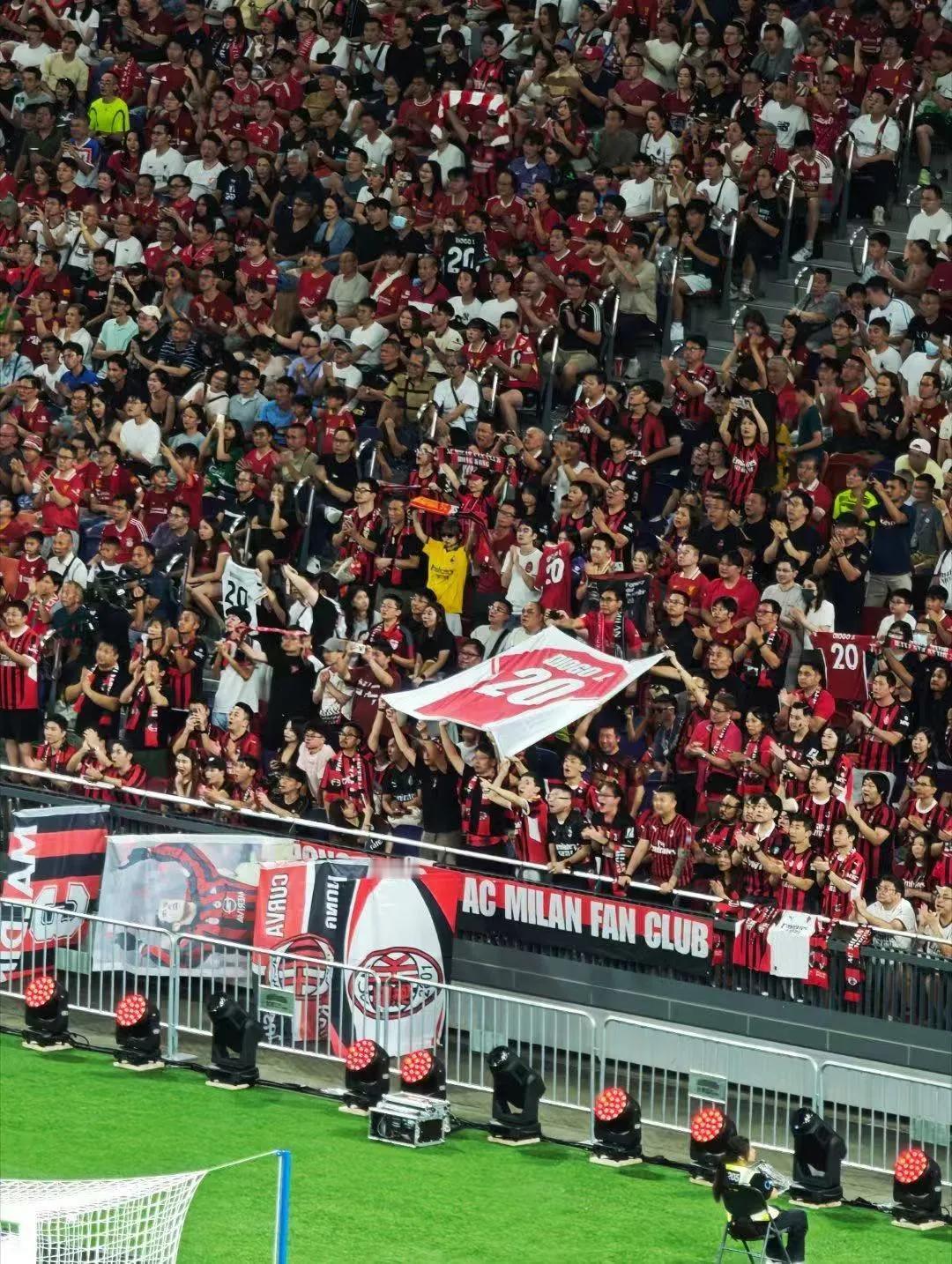 香港的足球氛围完全不输给内地！
东亚杯，中国香港仅仅0：1输给国足，跟国足的差距