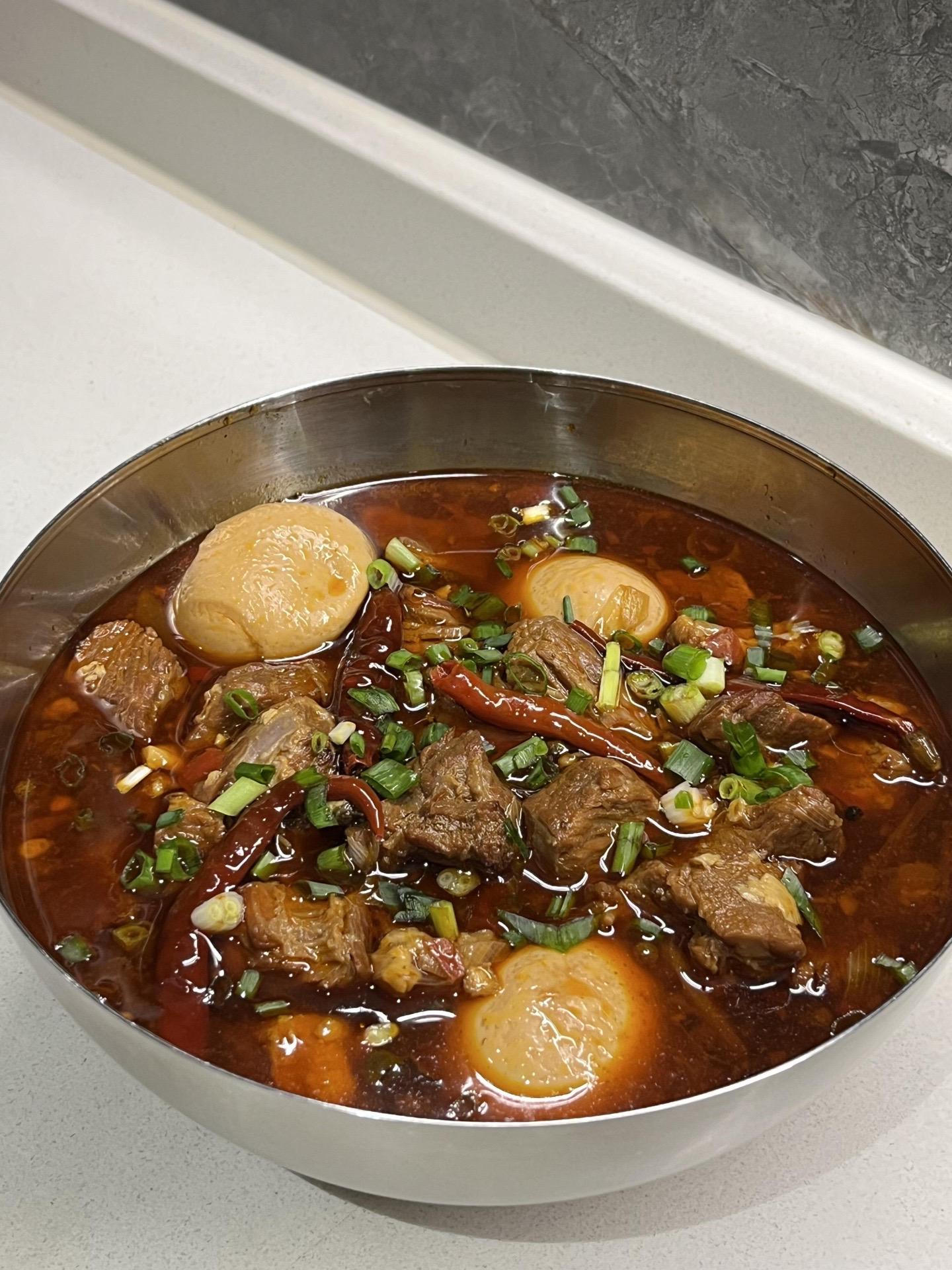 赶快去整一锅红烧肉吧。超级软烂入味的红烧牛肉！可以多放点汤 留着煮面煮
米线也超级香～ 原汤牛肉面
1⃣️牛肉切大块 加葱段 姜片 料酒焯水
2⃣️油热放入冰糖小火炒化 放入牛腩翻炒上色 捞出备用 留底油放入蒜末 姜片大葱段花椒 干辣椒炒香 再放入豆瓣酱炒出红油 放入牛腩翻炒均匀 加桂皮 八角
香叶炒匀 再放入鸡蛋 加生抽 白胡椒粉调味
3⃣️转移到电压力锅中 加入适量清水 电压力模式压 45
分钟 起锅后加点味精即可