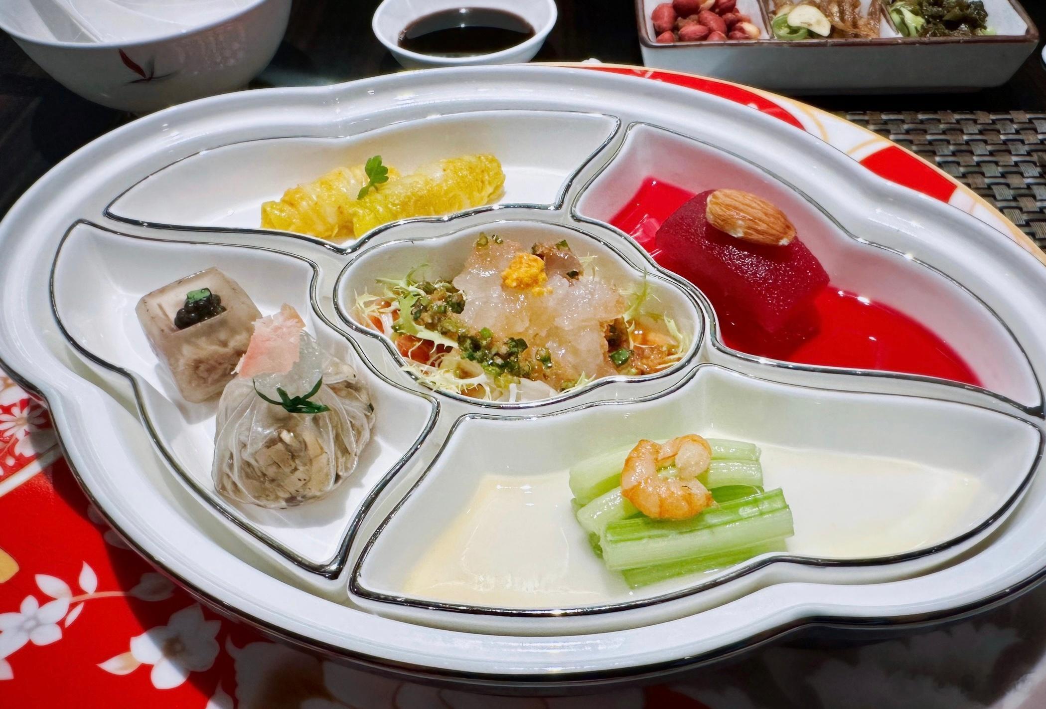 📍无锡华邑彩丰楼 彩丰雅宴。王刚师傅围绕华邑品牌八大雅事而研发的八道菜。江南锦