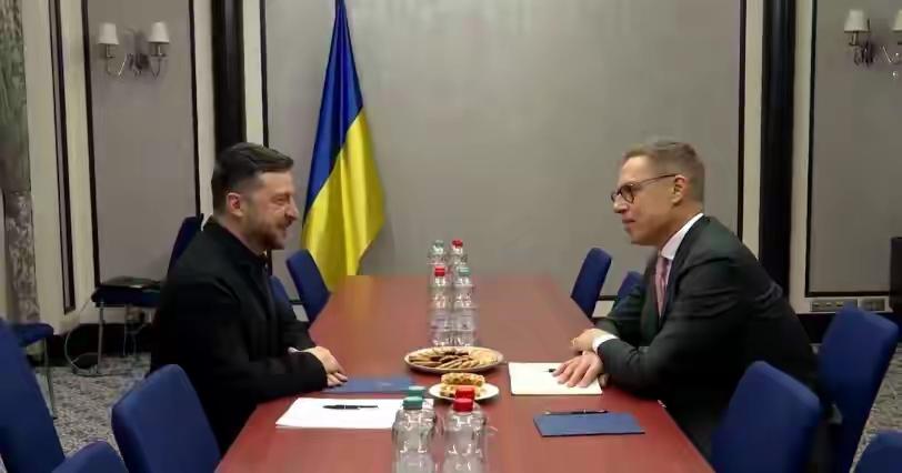 2025年12月14日，泽连斯基在柏林会晤美国特使前夕宣布乌克兰已放弃加入北约的