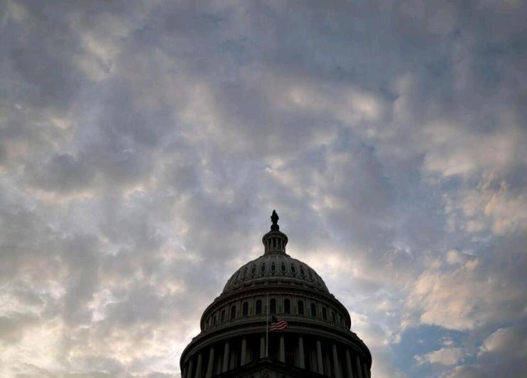 美国参议院当地时间11月9日晚上开始就一项临时拨款法案进行程序性投票。部分民主党