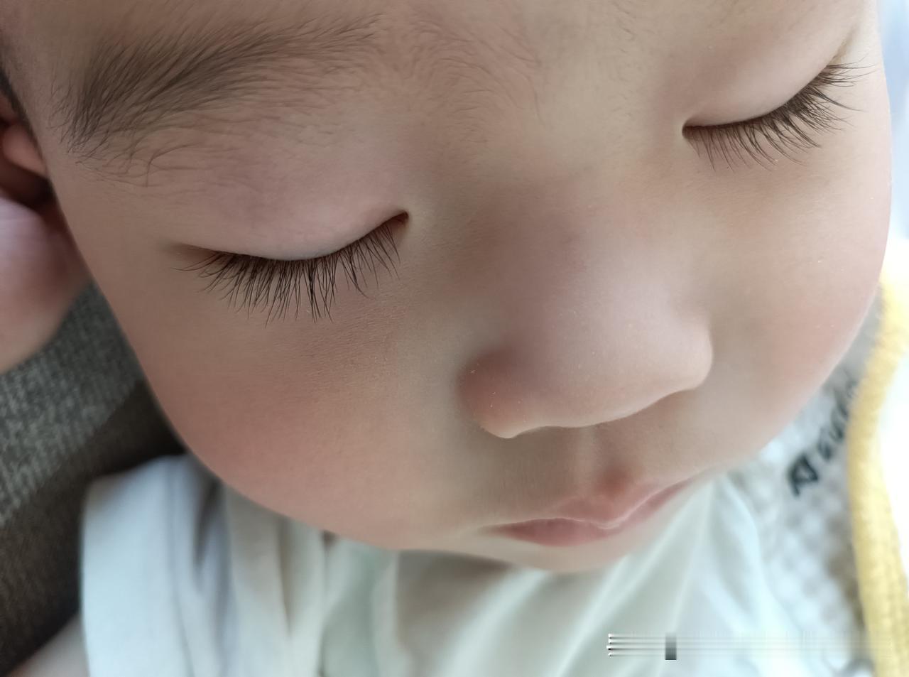 每次中饭后
我负责洗碗
内口子负责哄孙子睡觉

一周岁零三个月的小娃只要困了
就