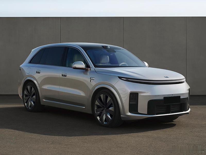 新款理想L8，太美了，理想的设计语言真的没得黑，新L8还解决了一个潜在车主很介意