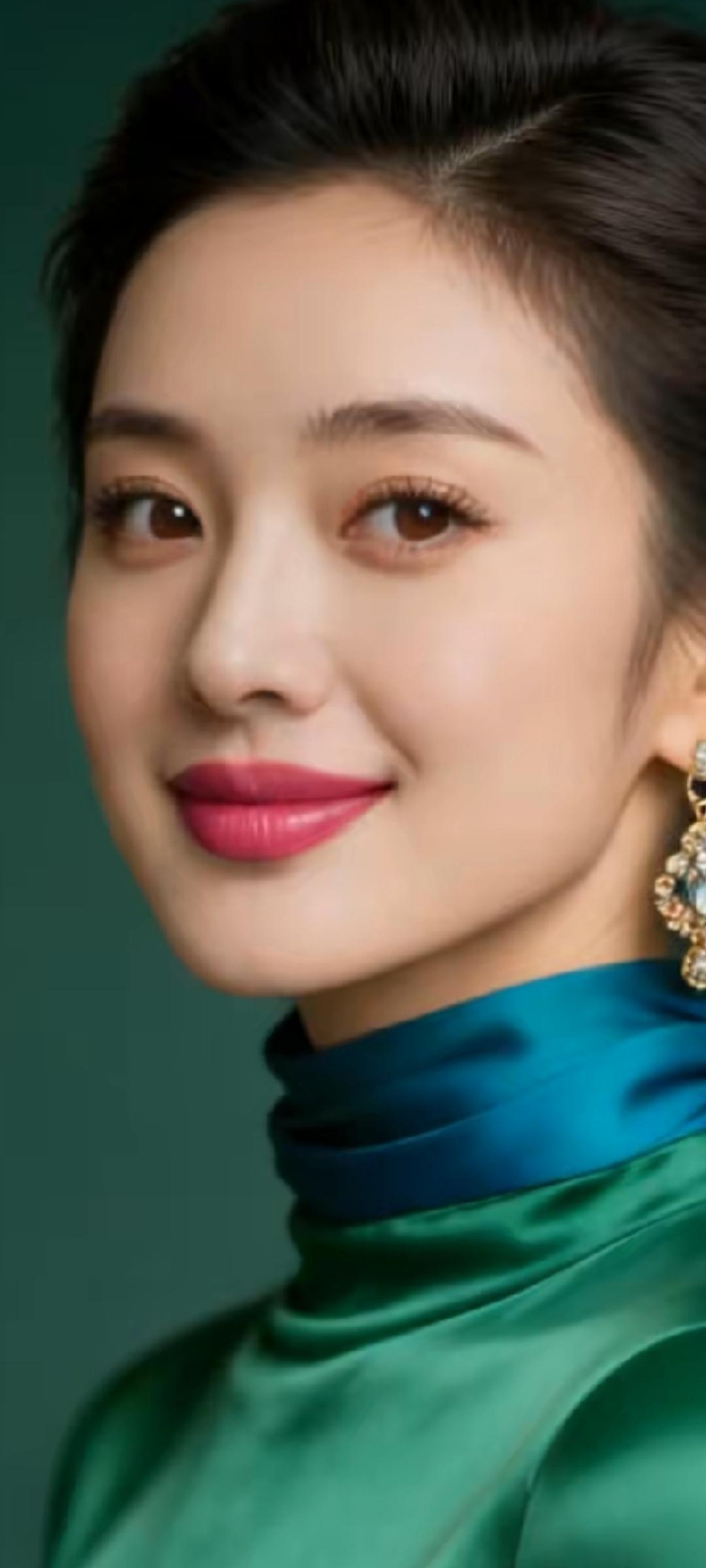 优雅气质，绿蓝撞色，闪耀耳环，完美妆容，女神范儿