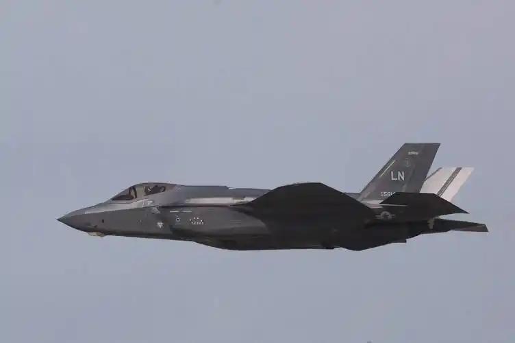 美军F-35从冲绳起飞，约20分钟便可抵达中国沿海，看似占尽地理优势。但很多人忽
