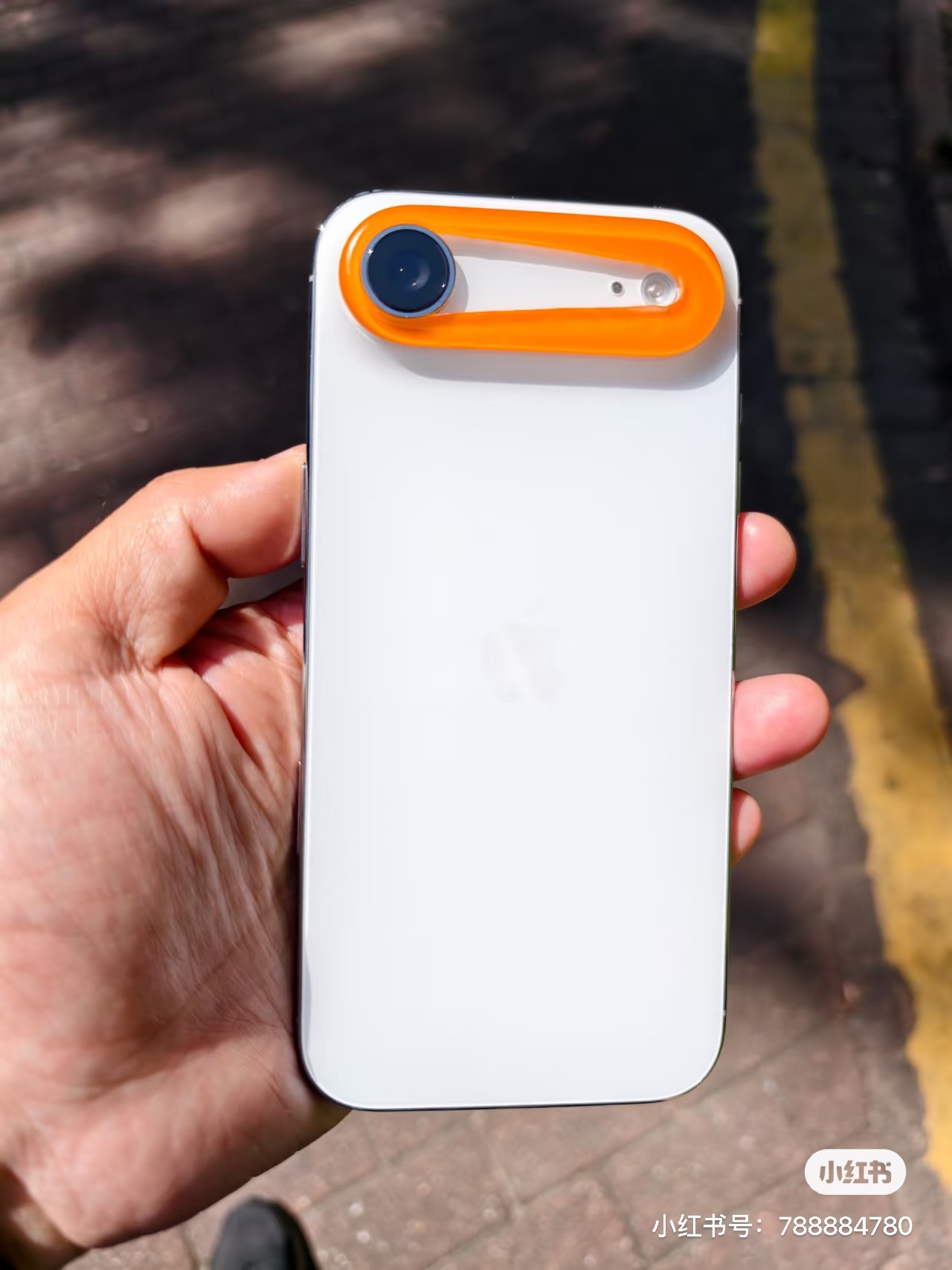 看到图二，我又打开了 iPhoneAir 的平嵌镜盖图纸我记得早些时候有用户跟我