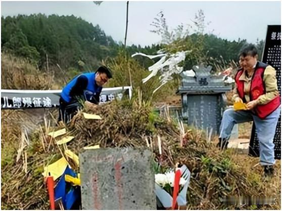 贵州女子给母亲扫墓时，意外发现一处长满荒草的墓地没人打扫，出于善意，女子将坟墓清