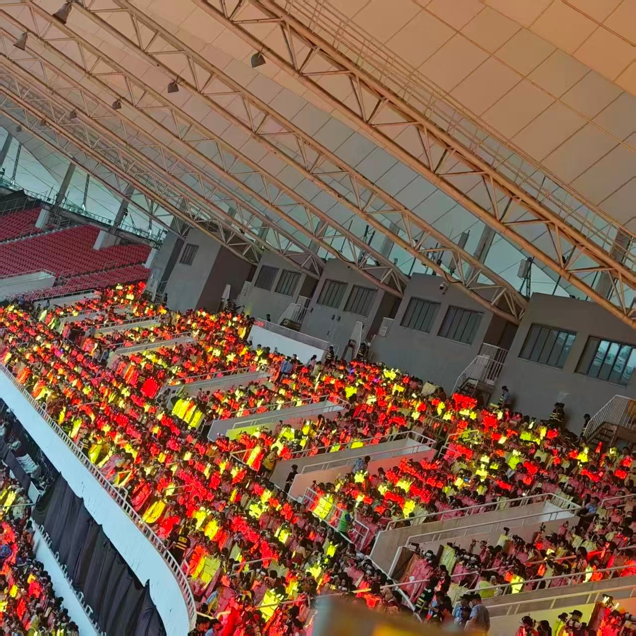 top演唱会灯牌冷战 TOP演唱会灯牌大战进入冷战模式！这次有人管着不能吵架不能