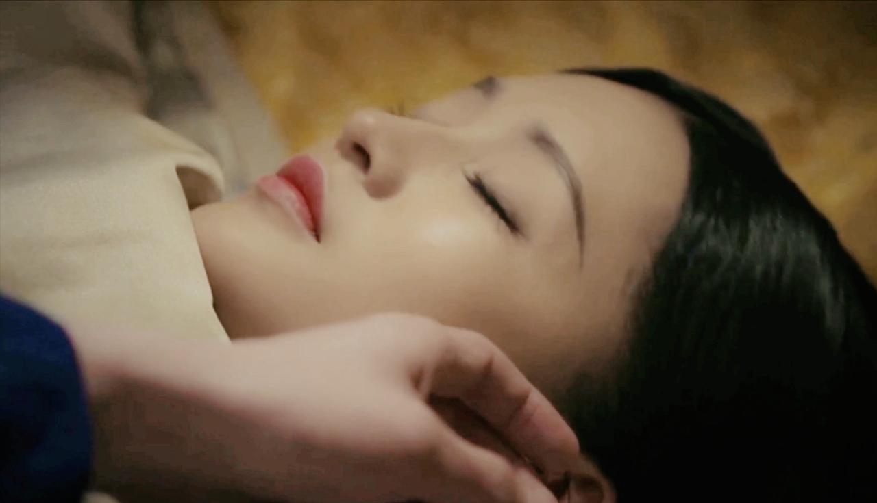 1791年除夕夜，81岁的乾隆传召78岁的愉妃侍寝。

红墙里的宫人们都在窃窃私