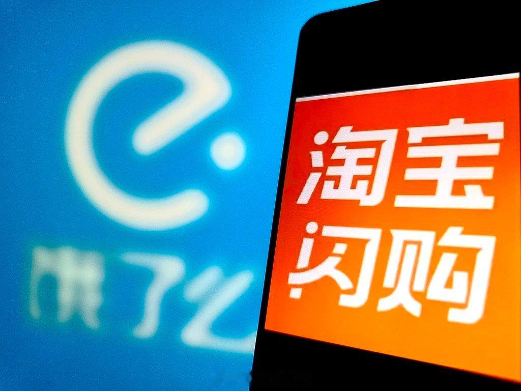 不知道你们那有没有变化，周末我在杭州街头看到的饿了么骑士，基本都换上新装了。赛车