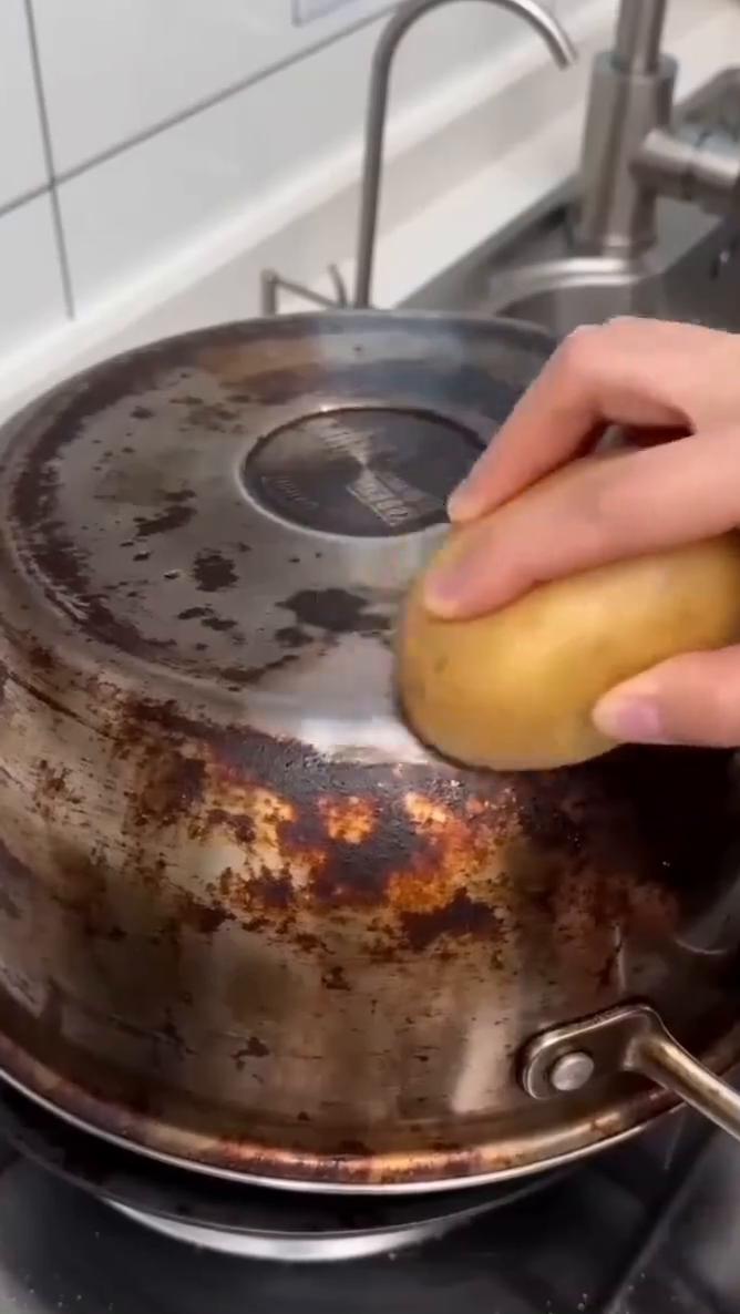 把食盐撒在土豆切面上，然后对着锈迹处用力擦，土豆里的淀粉会和食盐形成研磨剂，轻松