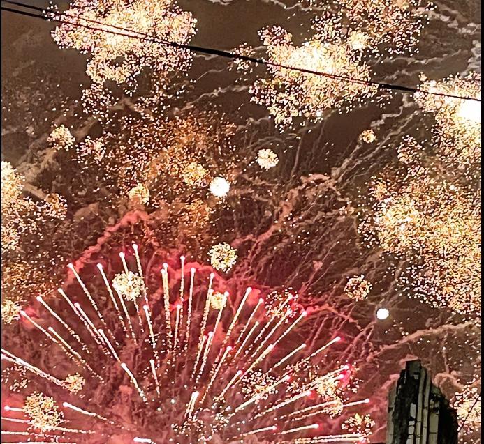 今年的央视春晚你看了吗没有，光顾喝公文包和放烟花了🎆、哈哈，是不是两广的老乡都