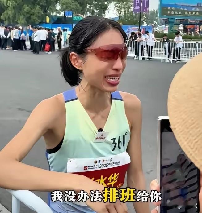 这事儿确实挺拧巴的，
 
你觉得这位护士她可怜，
可能是瞅着她又要扛工作压力，又