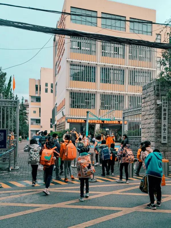 中医课走进中小学，我是赞成的。生活里有很多中医小常识，像着凉喝生姜红糖水、眼睛累