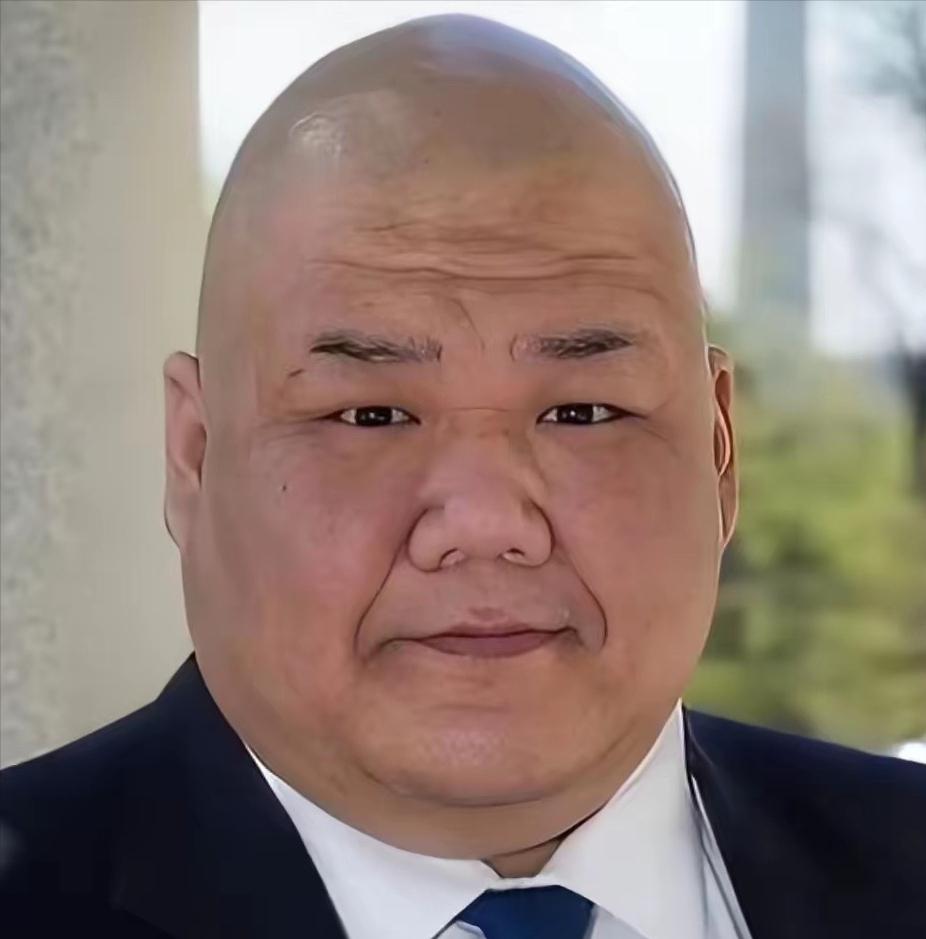 特朗普身边那个低调到几乎隐形的光头华裔张振熙才是真正的白宫话事人，连黄仁勋空降随