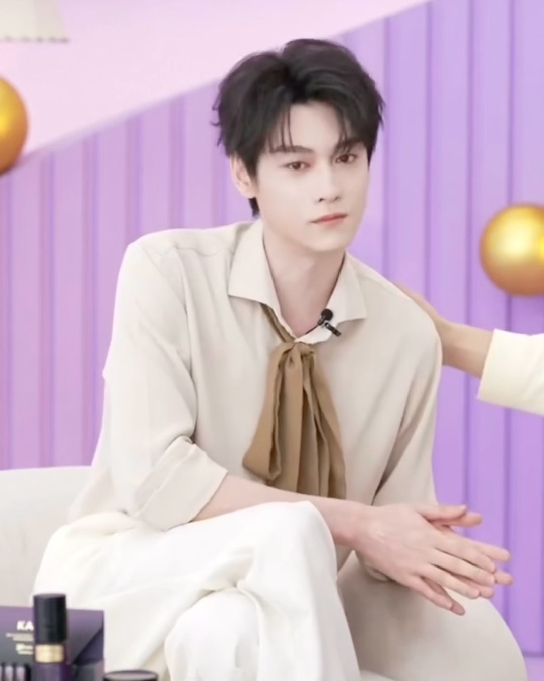 田栩宁直播快哭了：家里发生了一些事情，知道家人离别的感觉，希望爷爷身体健康就够了