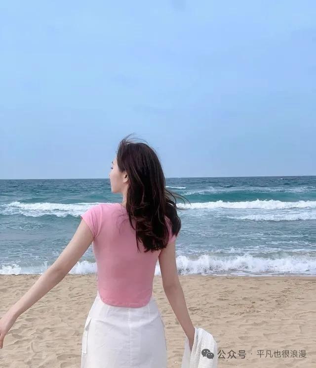 海边漫步，粉裙飘飘，享受海风拂面的浪漫时光。